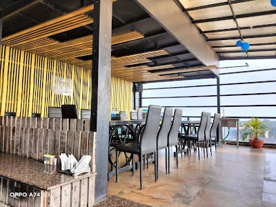 MECHANIX Restaurant & Lounge.