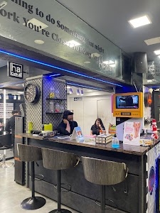HAKIM'S AALIM HAIR N’ BEAUTY LOUNGE- BANDRA