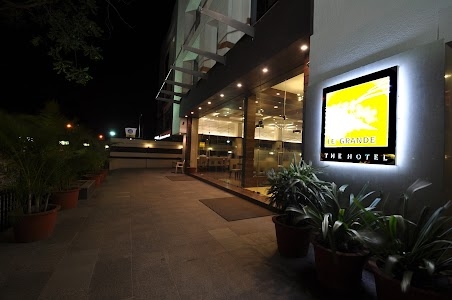 Hotel Le Grande Residency