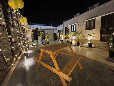 Lucky Restaurant & Guest House