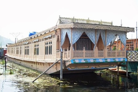 Howrah Houseboats in Srinagar