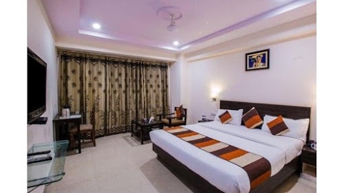 OYO 1903 Hotel Paras Inn