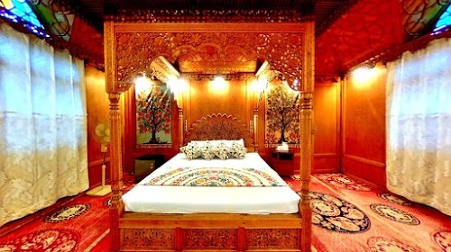 The Jewel In Crown Houseboats