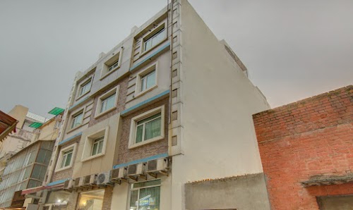 FabHotel Rockwell Plaza