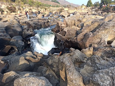 Sah ksaw Falls