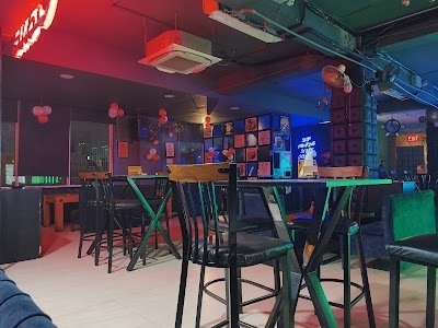 headquarters cafe & Lounge