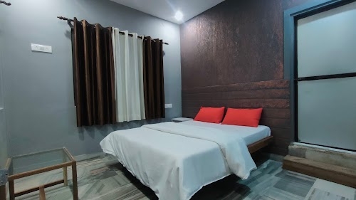 LUCKY HOTEL - On the holy Ganga