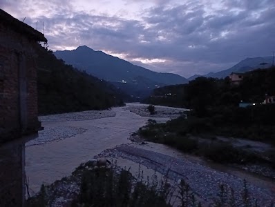 near yumna bridge mini restaurant