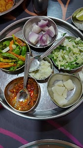 Kadak Bhagat Gurukrupa Hotel and Parotha House
