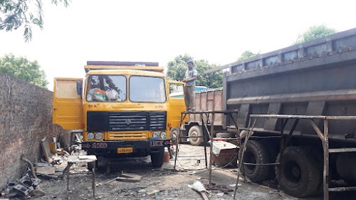 Ranchi Body Builder's truck repeyar shop