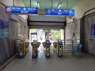 Tollygunge Metro Station market