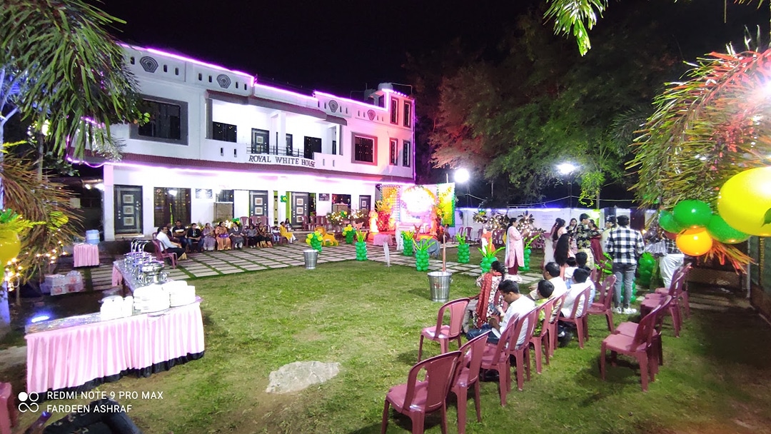 Royal White House Janwasa & lawn