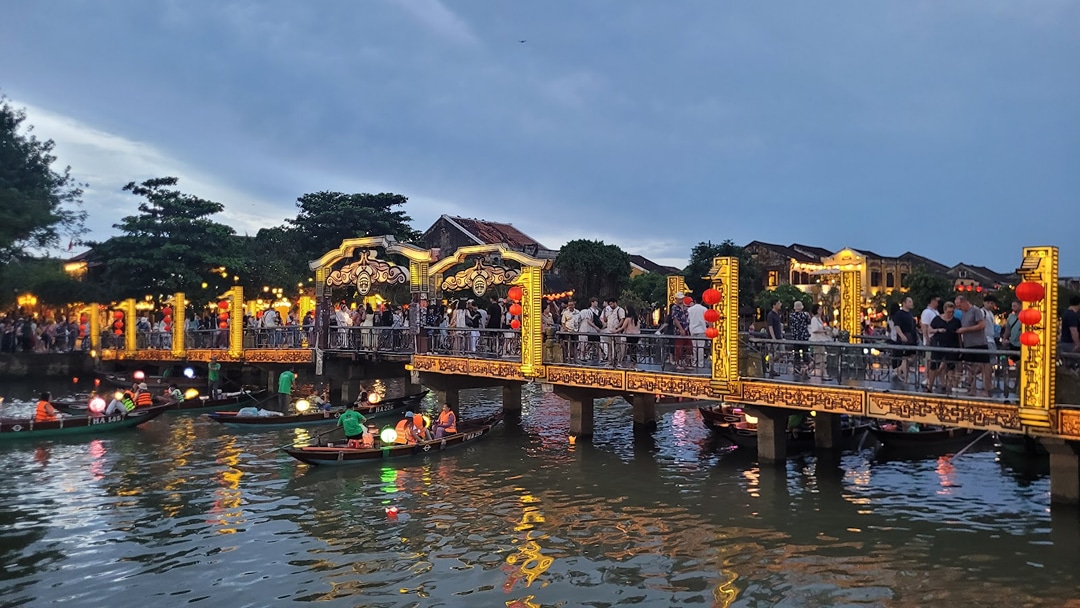 Riverside Hoi An, Dolphins Hostel & Bar