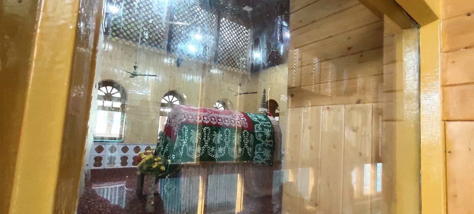 Pakhar Pora