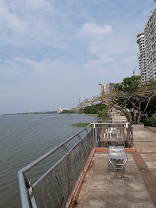 Queen's Walkway