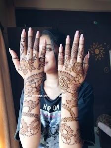 Mehndi artist sweety