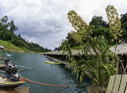 Praiwan Raft House
