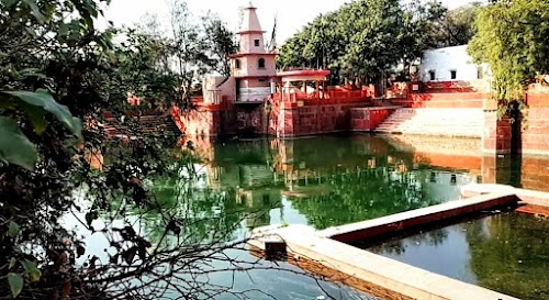 Pili Pokhar (Priya Kund), Barsana