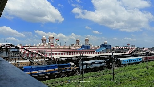 Charbagh Railway Station Bus Stop