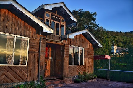 Hotel Cloud's End Retreat & Cafe