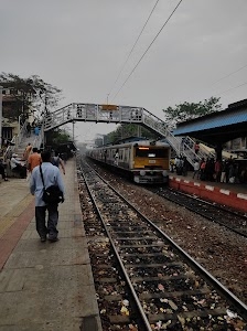 Dhakuria station