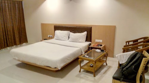 OYO Flagship 213 Pimpri Finolex Chowk
