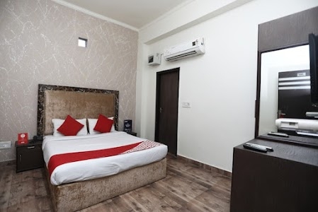 OYO 14322 Royale Inn