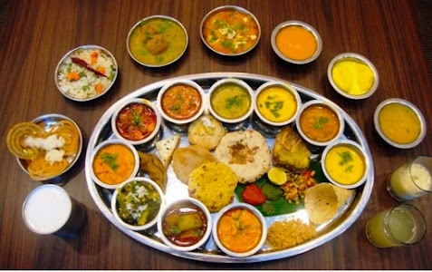 Place for pure vegetarian food and for overnight stay and sleep.