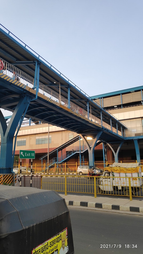 Badkhal Mor metro station
