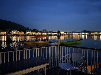 THE BADYARI PALACE HOUSEBOAT