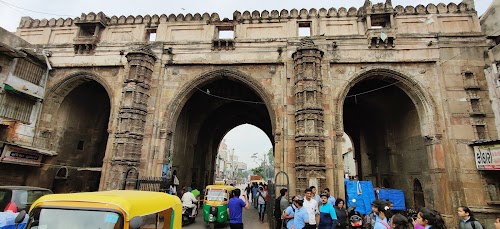 Tin Darwaja Market Road
